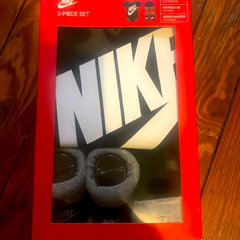 3 piece Nike Newborn set 0-6 months